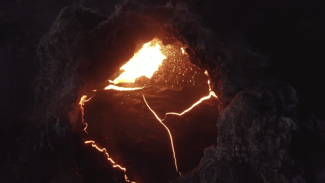 ダナキル砂漠の火口に訪れるフィッシャーズ