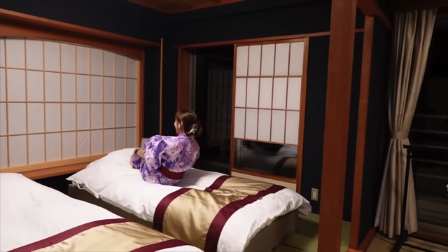 ランボルギーニで旅館に泊まるあま猫