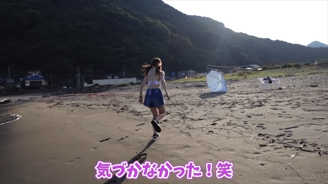 水着姿で海を満喫するあま猫