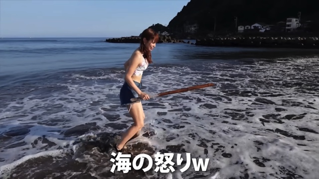 水着姿で海を満喫するあま猫