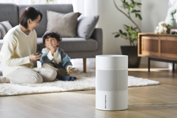 「気化式加湿器 enemist（エネミスト）」リビング使用シーン