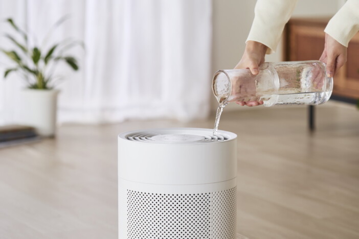 「気化式加湿器 enemist（エネミスト）」給水シーン