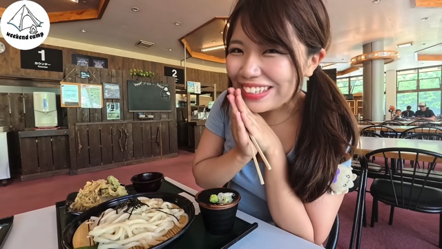 キャンプ女子、猛暑でソフトクリームを堪能