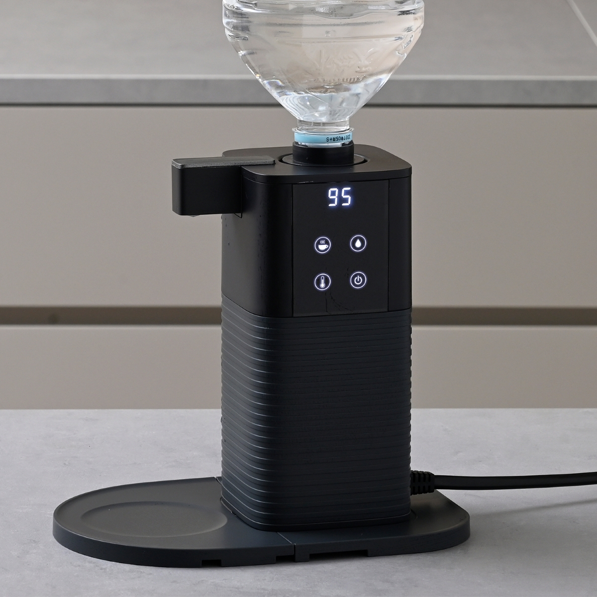 山善の「次世代電気ポット」,ベースを取り付け