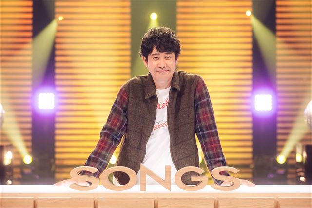 NHK『SONGS』ロゴを前に微笑む大泉洋
