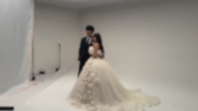 ウェディングフォトを撮影するはじめしゃちょーと妻