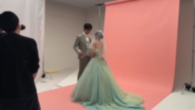 ウェディングフォトを撮影するはじめしゃちょーと妻