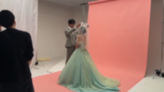 ウェディングフォトを撮影するはじめしゃちょーと妻