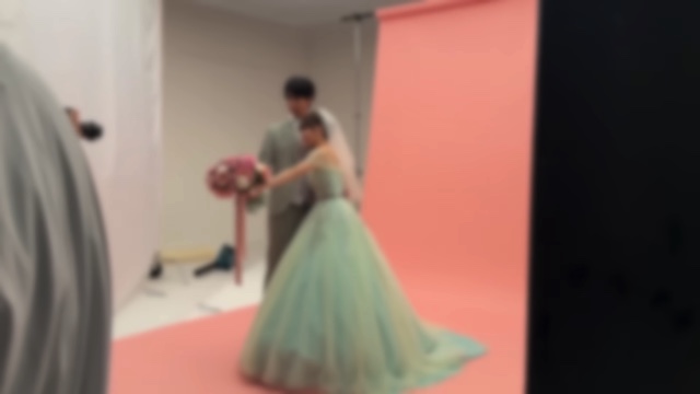 ウェディングフォトを撮影するはじめしゃちょーと妻