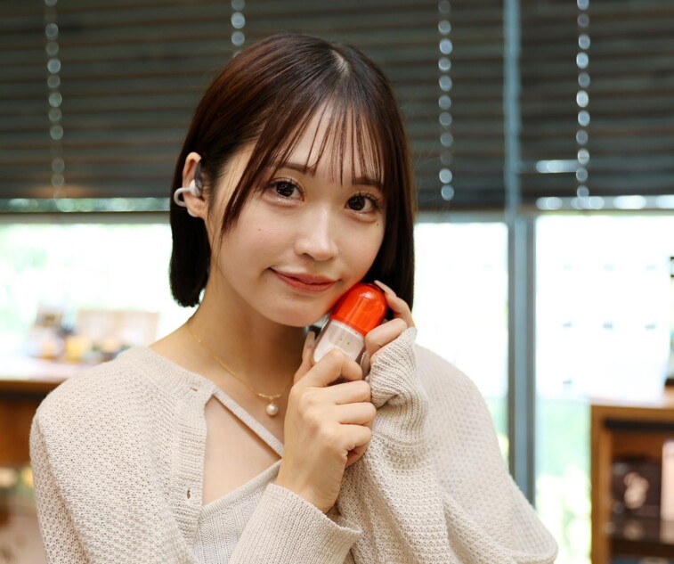 葵ひなたがイヤホンを持つ様子