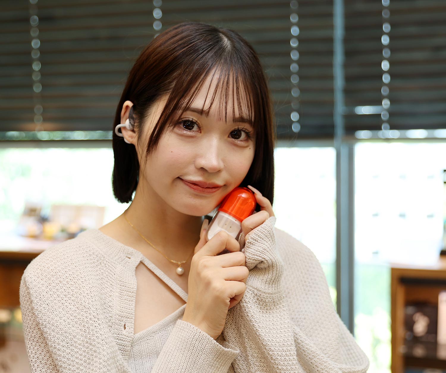 アイドルがイヤーカフ型イヤホンを体験の画像