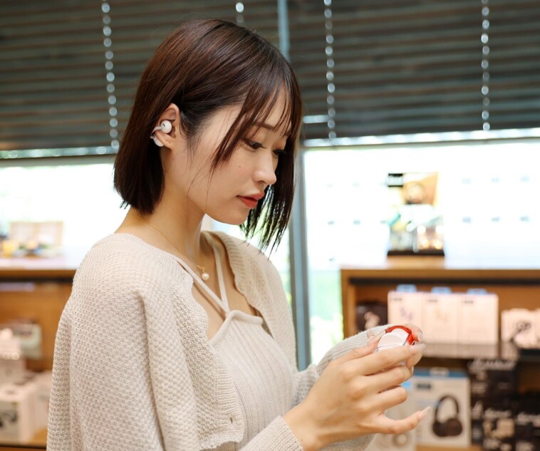 葵ひなたが『PILL-カプセル』を着けている様子