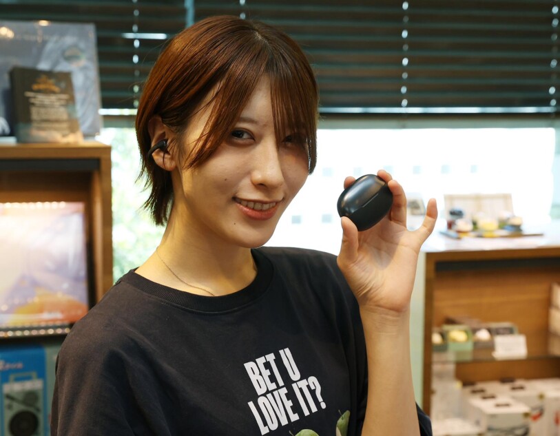 江口詠がイヤホンを持っている様子