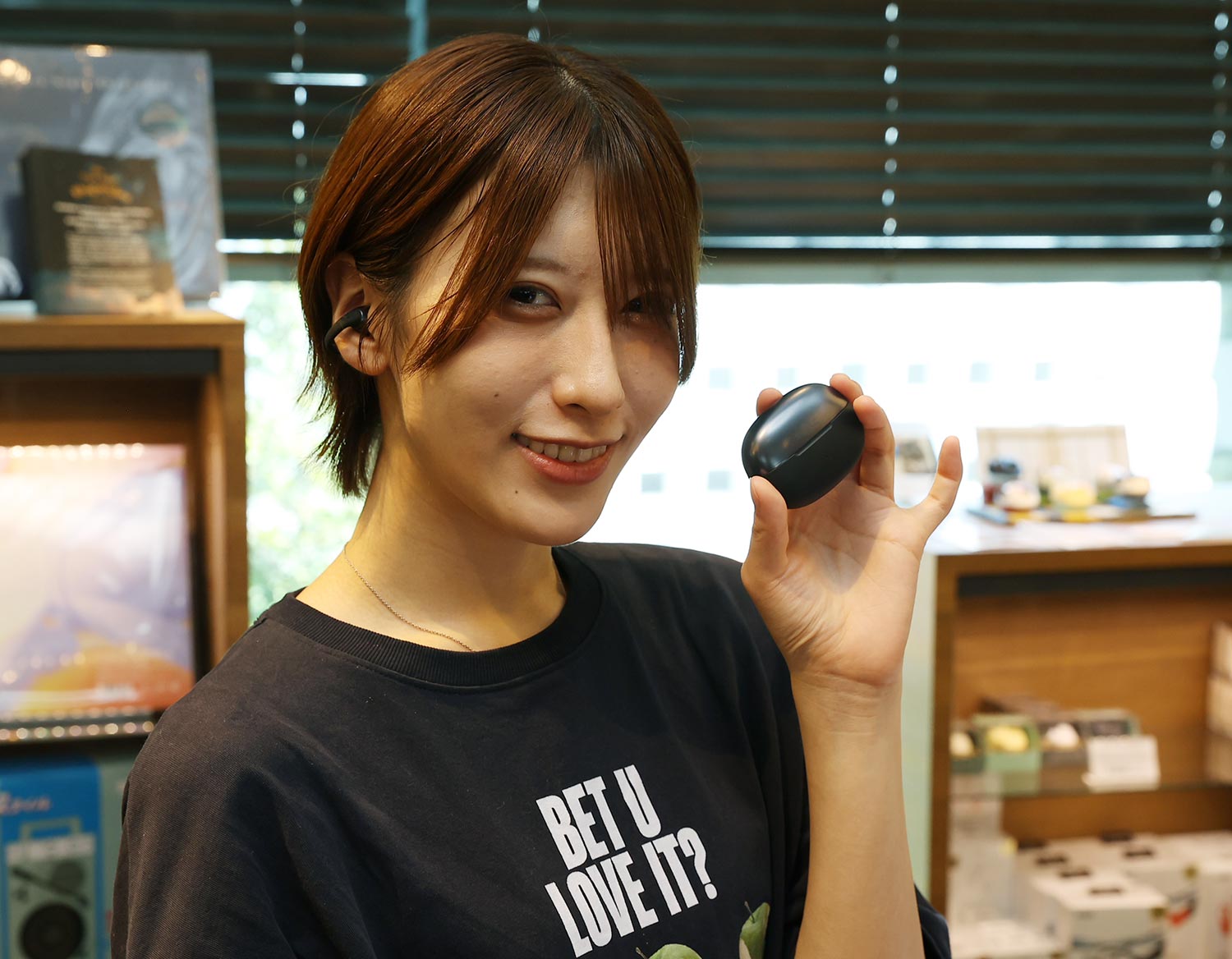 アイドルがイヤーカフ型イヤホンを体験の画像