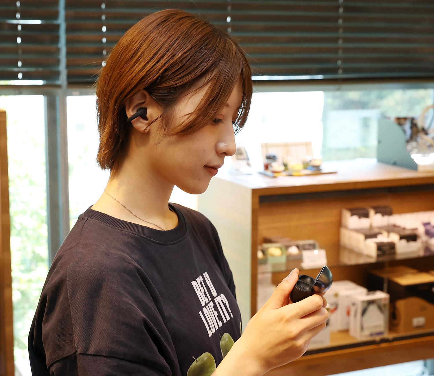 アイドルがイヤーカフ型イヤホンを体験の画像