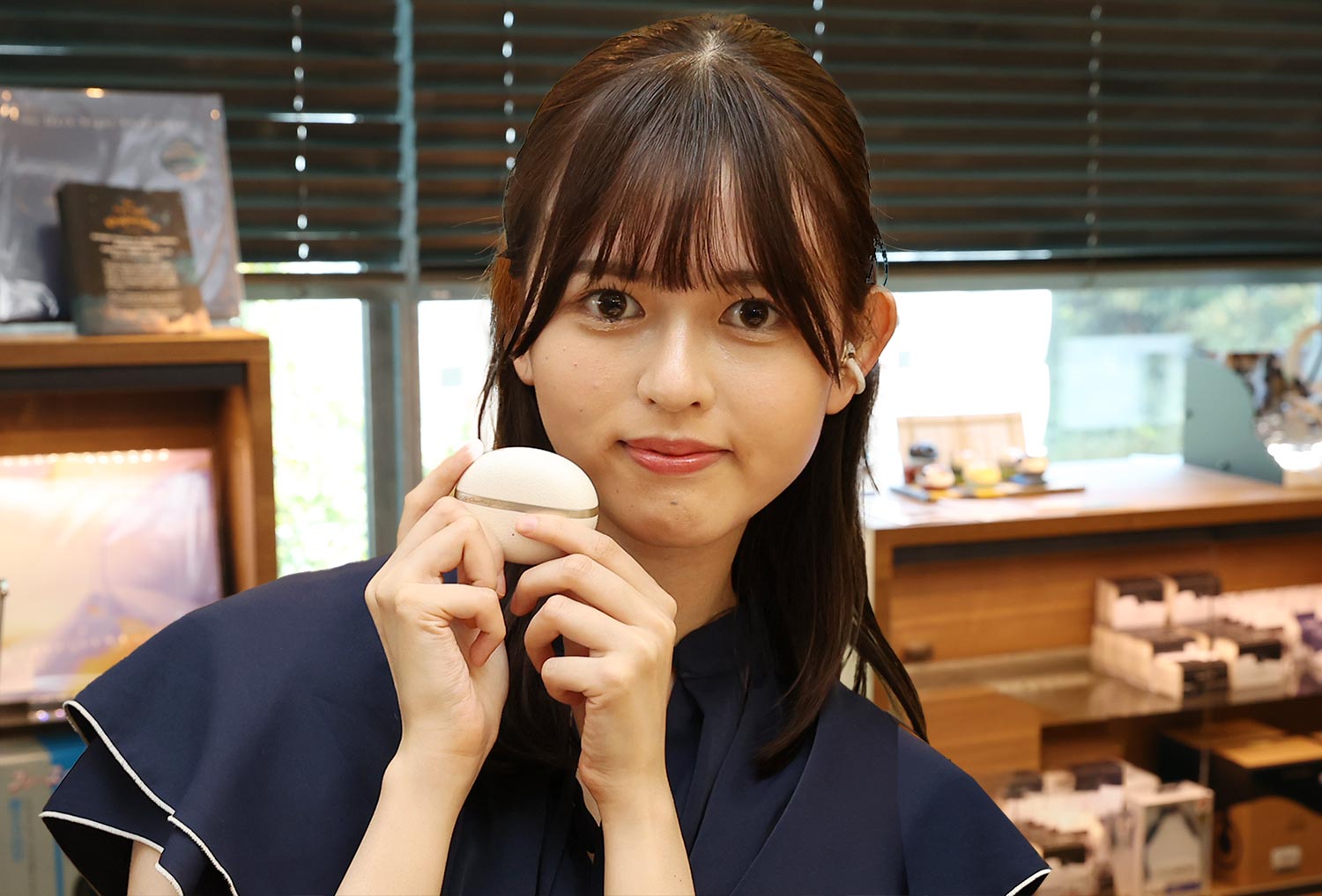 アイドルがイヤーカフ型イヤホンを体験の画像