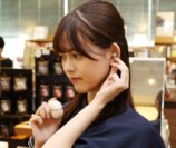 アイドルがイヤーカフ型イヤホンを体験の画像