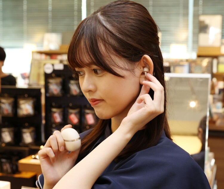 桜羽寧々が『QCY Crossky C50』を着けている