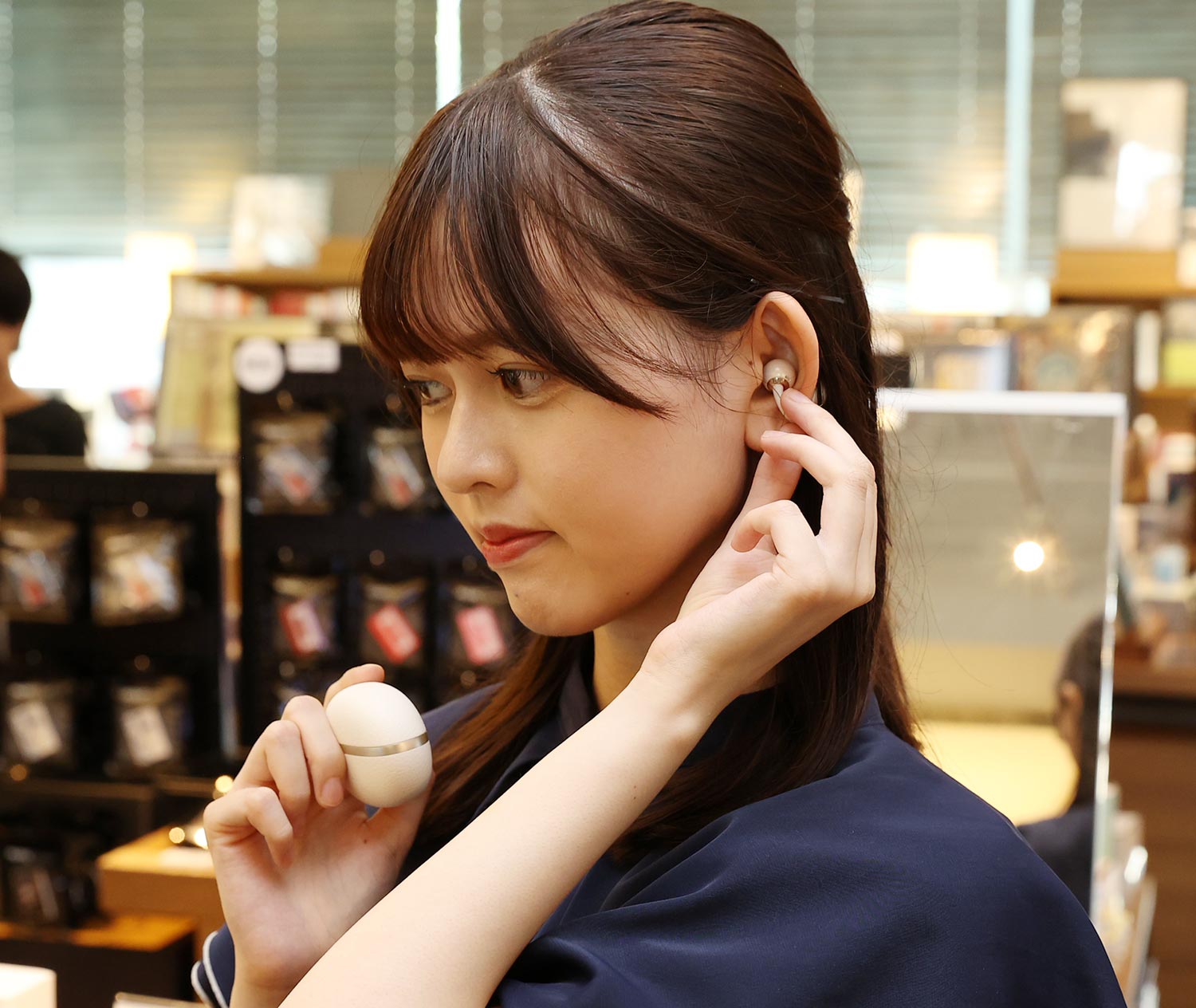 アイドルがイヤーカフ型イヤホンを体験の画像