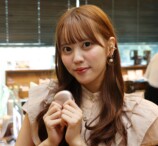 アイドルがイヤーカフ型イヤホンを体験の画像