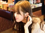 アイドルがイヤーカフ型イヤホンを体験の画像