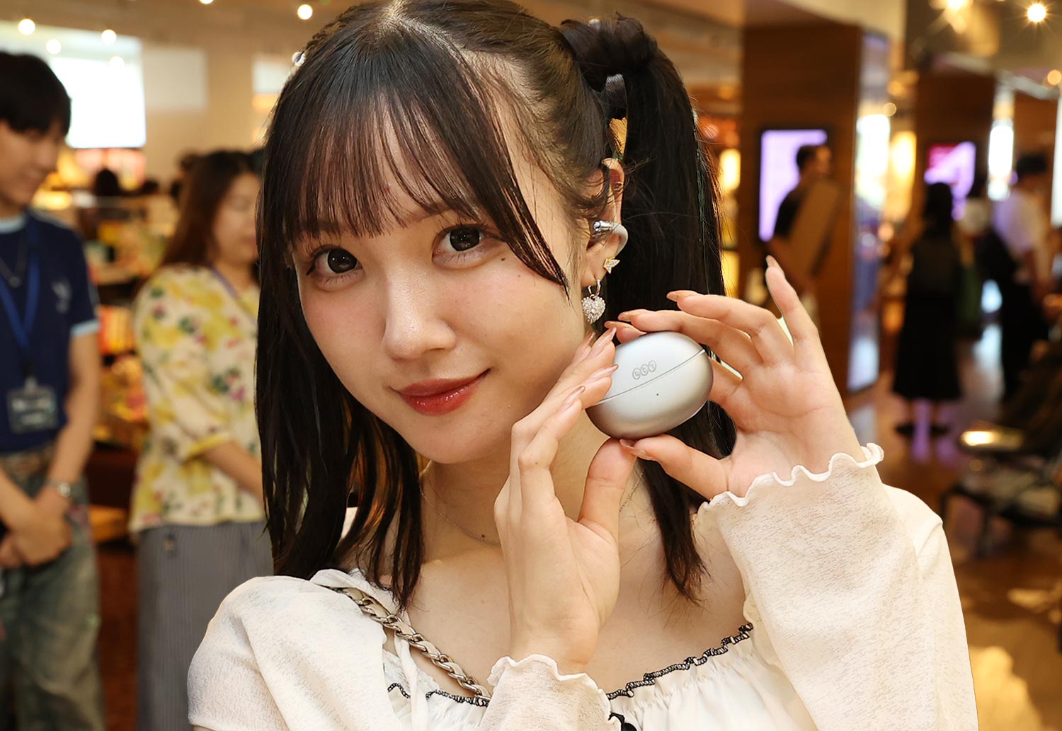 アイドルがイヤーカフ型イヤホンを体験の画像