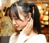 アイドルがイヤーカフ型イヤホンを体験の画像