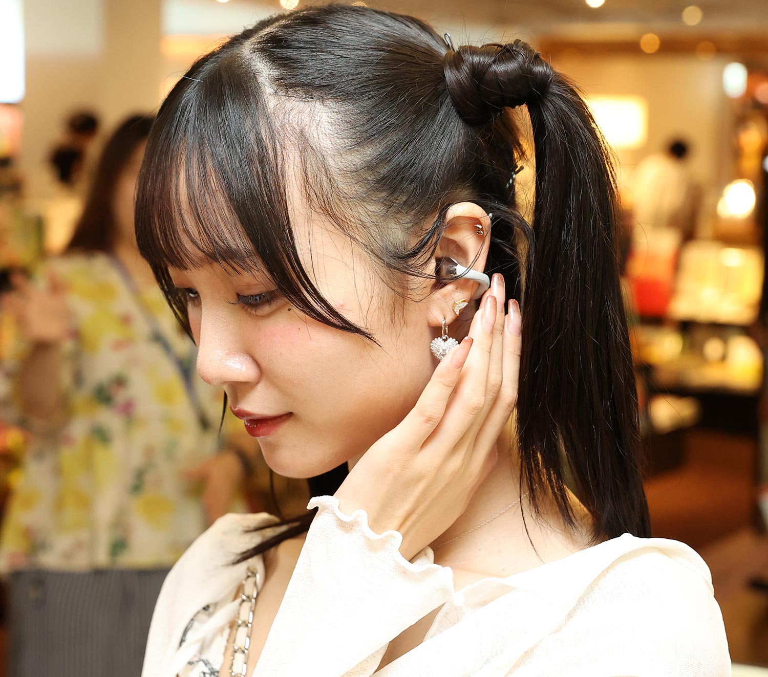 アイドルがイヤーカフ型イヤホンを体験の画像