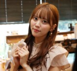 アイドルがイヤーカフ型イヤホンを体験の画像