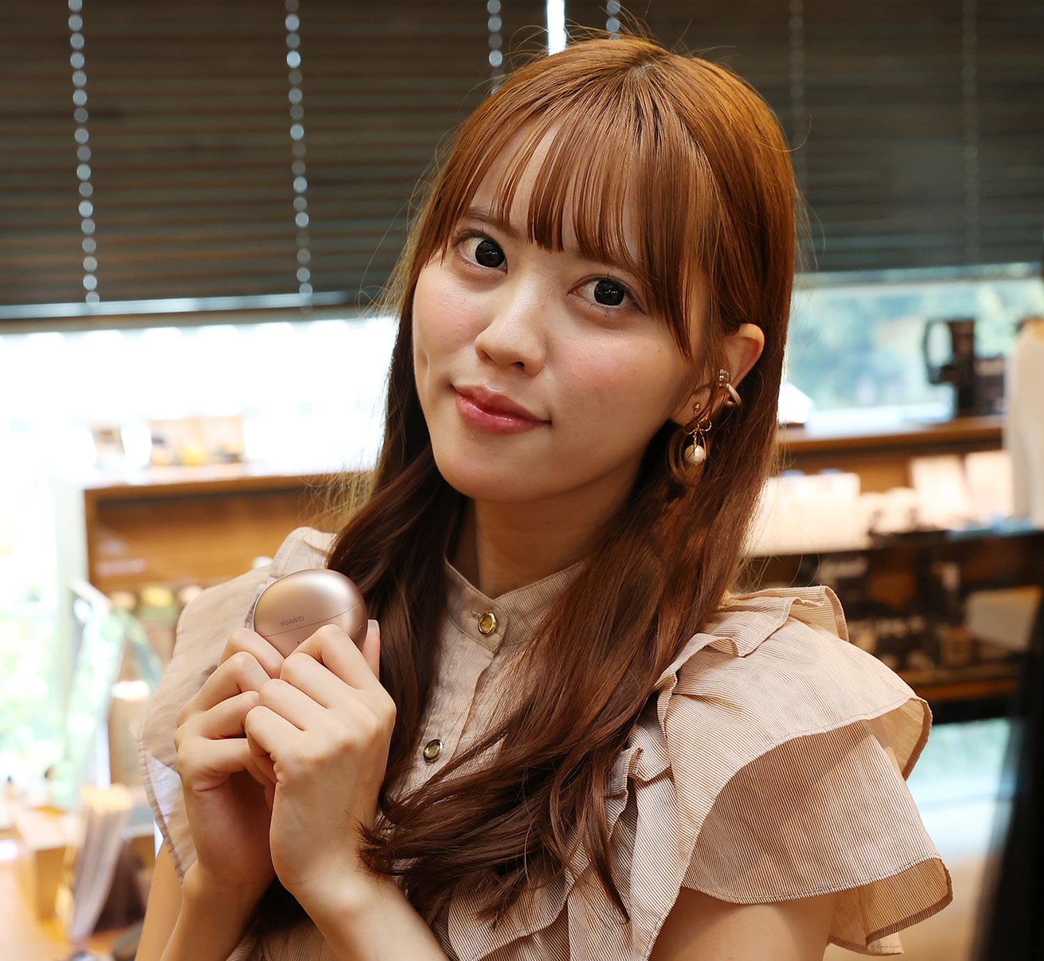 アイドルがイヤーカフ型イヤホンを体験の画像