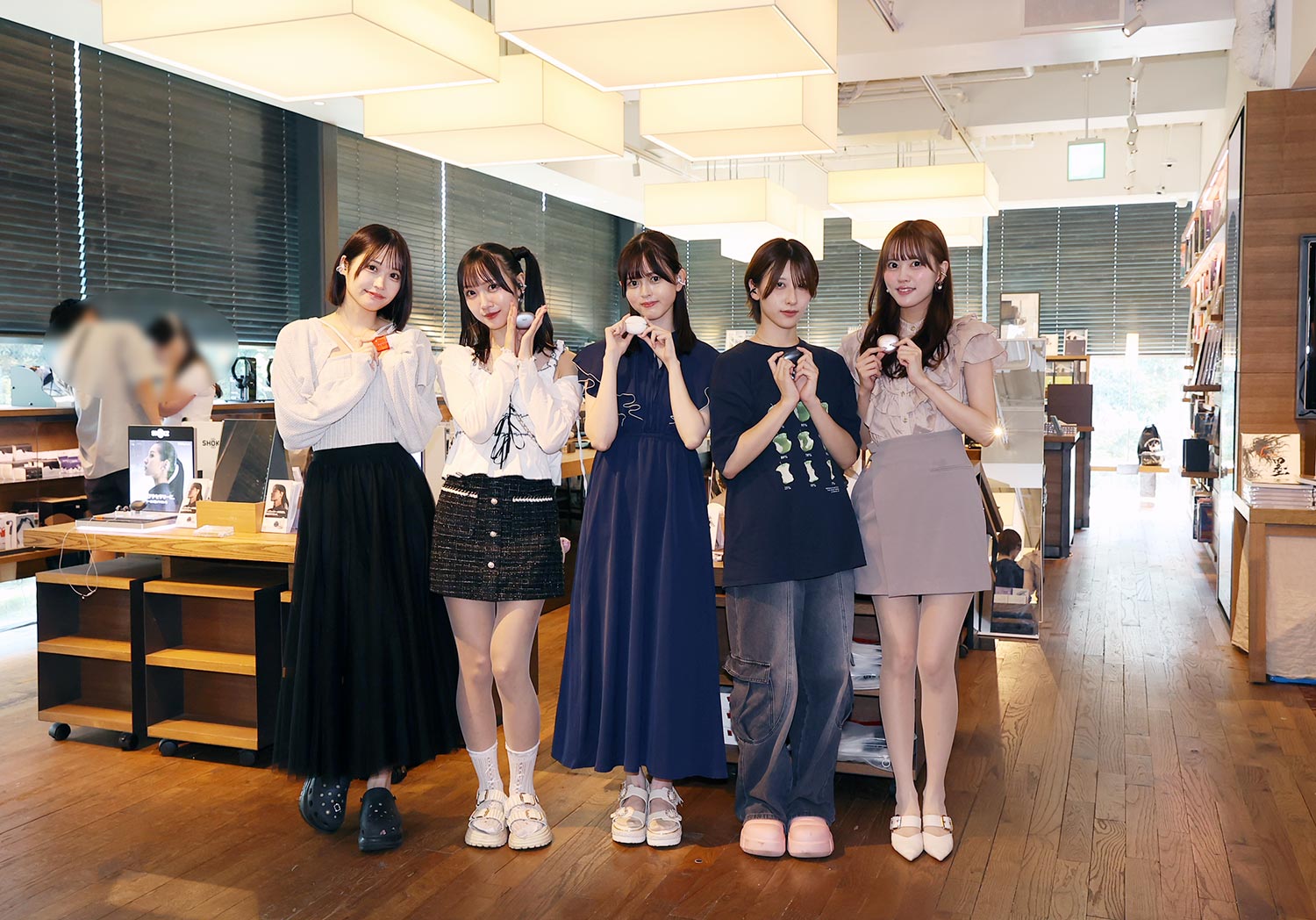 アイドルがイヤーカフ型イヤホンを体験の画像