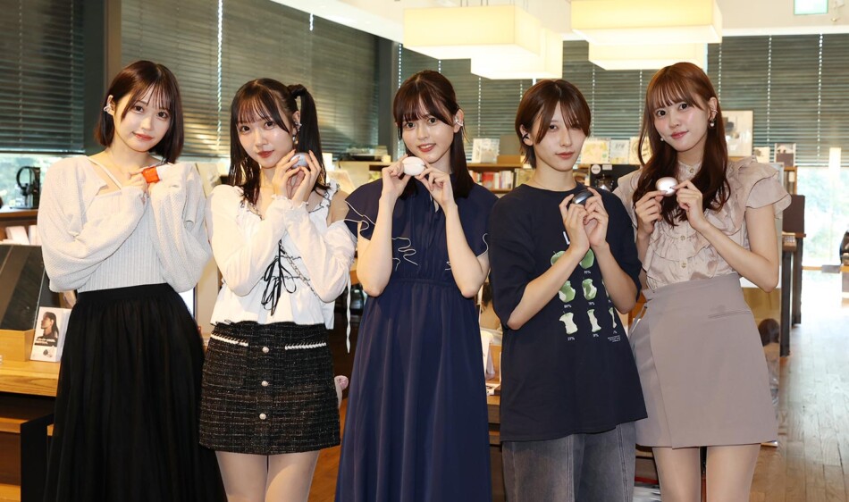 アイドルがイヤーカフ型イヤホンを体験