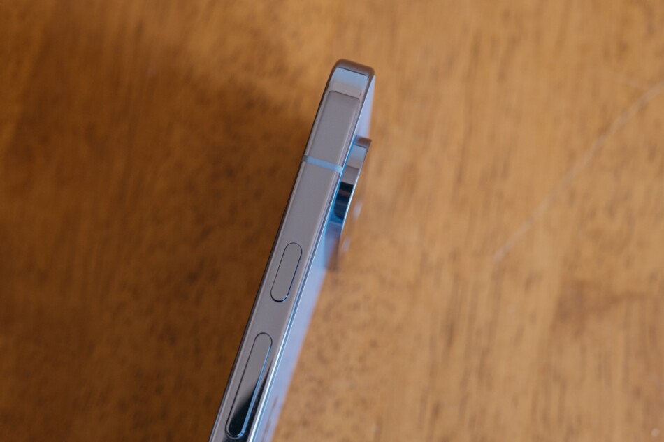 Google Pixel 10 Pro右側面