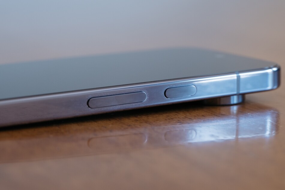 Google Pixel 10 Proをデスクに置いたときの浮かび