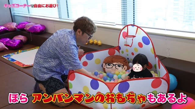 子どもとUUUMを見学するヒカキン