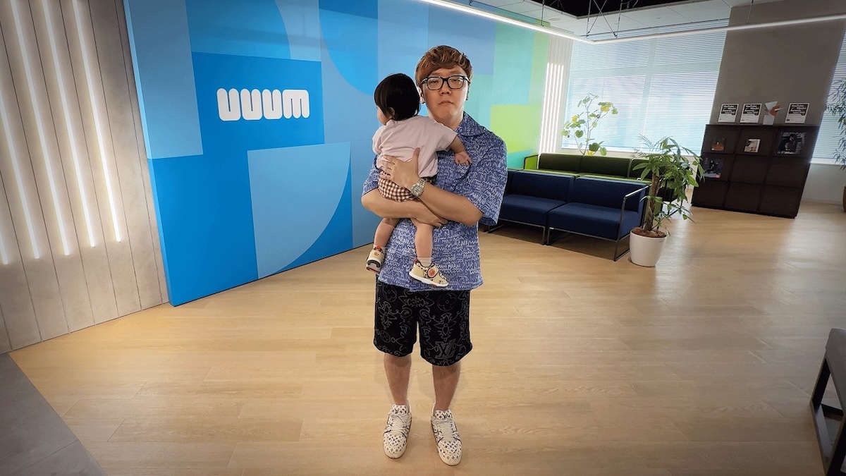 子どもとUUUMを見学するヒカキン