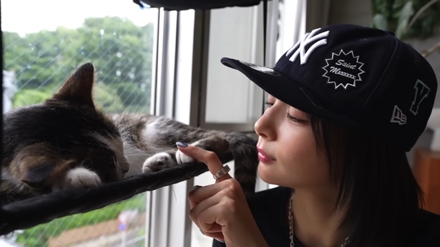 猫に癒される岡田紗佳