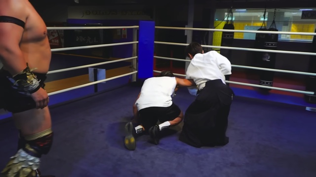 合気道の技を教わる魔裟斗