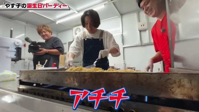 やす子に誕生日プレゼントをあげる三宅健