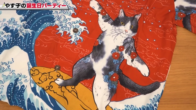 やす子に誕生日プレゼントをあげる三宅健