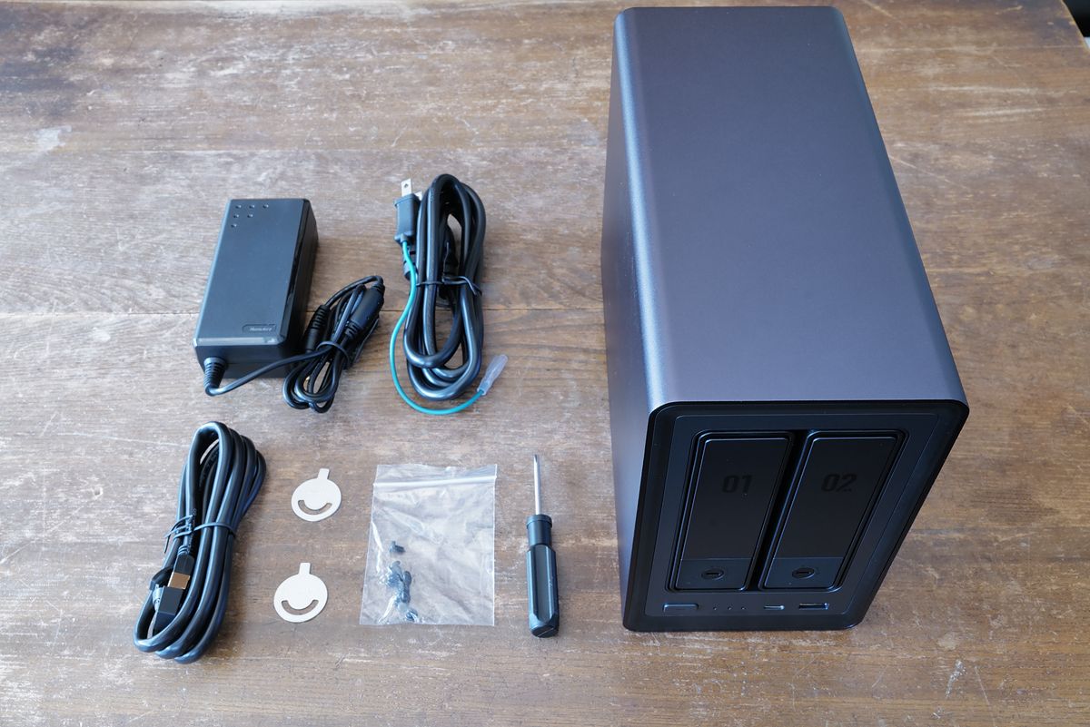 『NASync DXP2800』のパッケージには、本体の他に電源ケーブルと電源アダプタ、Ethernetケーブル、ハードドライブトレイキー（2個）、2.5インチハードドライブ固定用のネジとドライバーが付属しているの画像