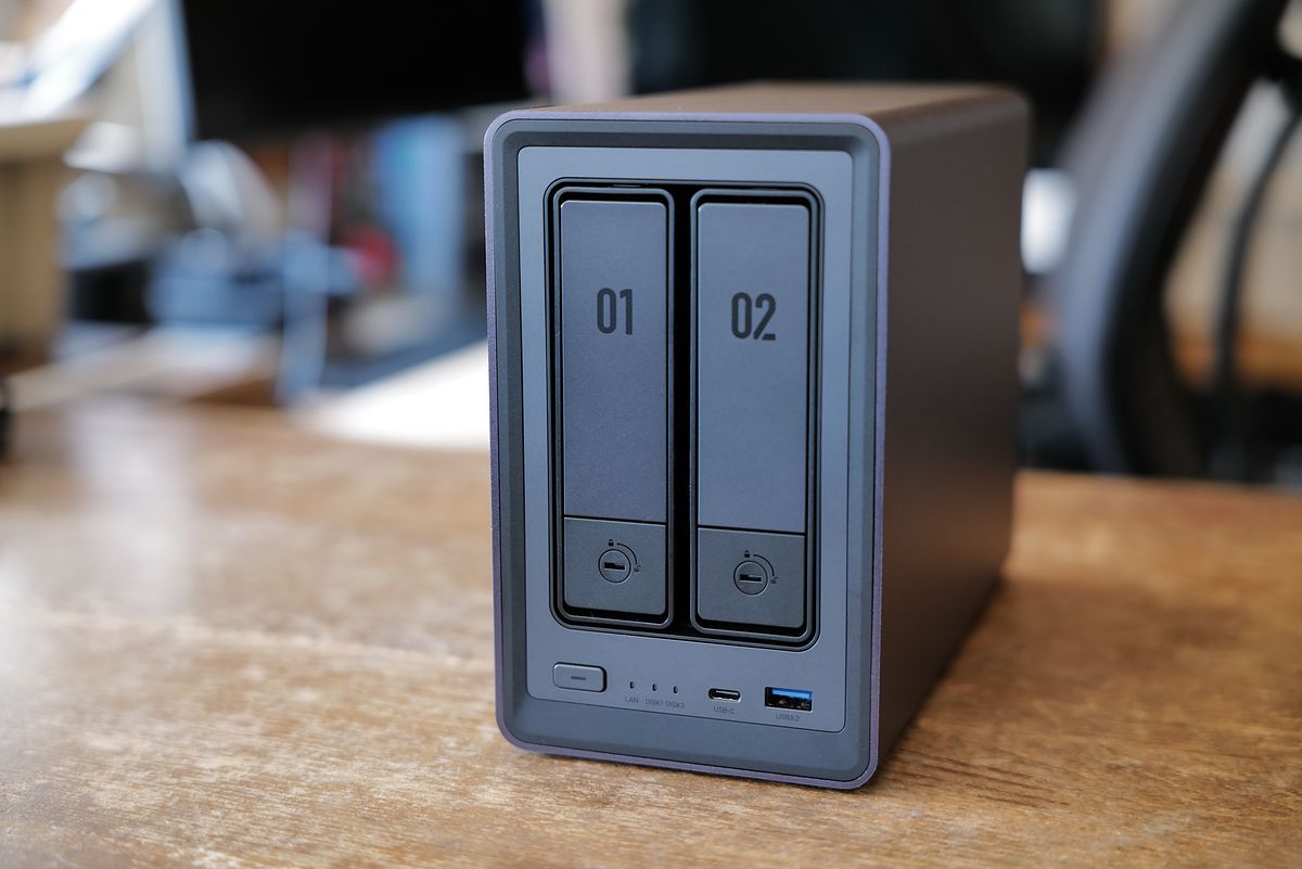 ドライブベイを2つ搭載している『NASync DXP2800』。
前面にはパワーインジケータ付きの電源ボタンやネットワークインジケータ、ハードドライブインジケータ、USB Type-C（3.2 Gen 2）ポート、USB Type-A（3.2 Gen 2）ポートが配置されているの画像