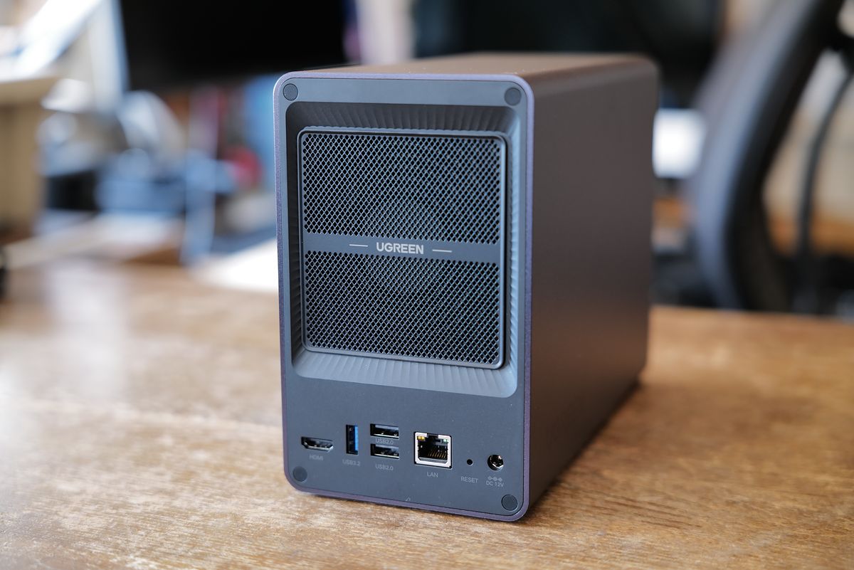 背面の大型ファンはマグネット装着のダストメッシュフィルターでカバー。
HDMIポートにUSB Type-A（3.2 Gen 1）ポート、USB Type-A（2.0）ポート×2、2.5GbE Ethernetポート、リセットホール、電源ポートが並ぶの画像