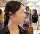 『QCY Crossky C30S』を装着した女性