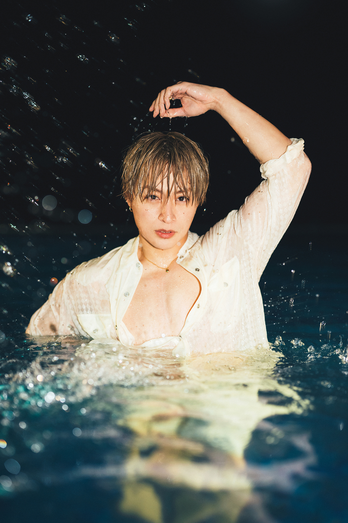 白濱亜嵐、”恋人目線”バーでのスーツ写真の画像