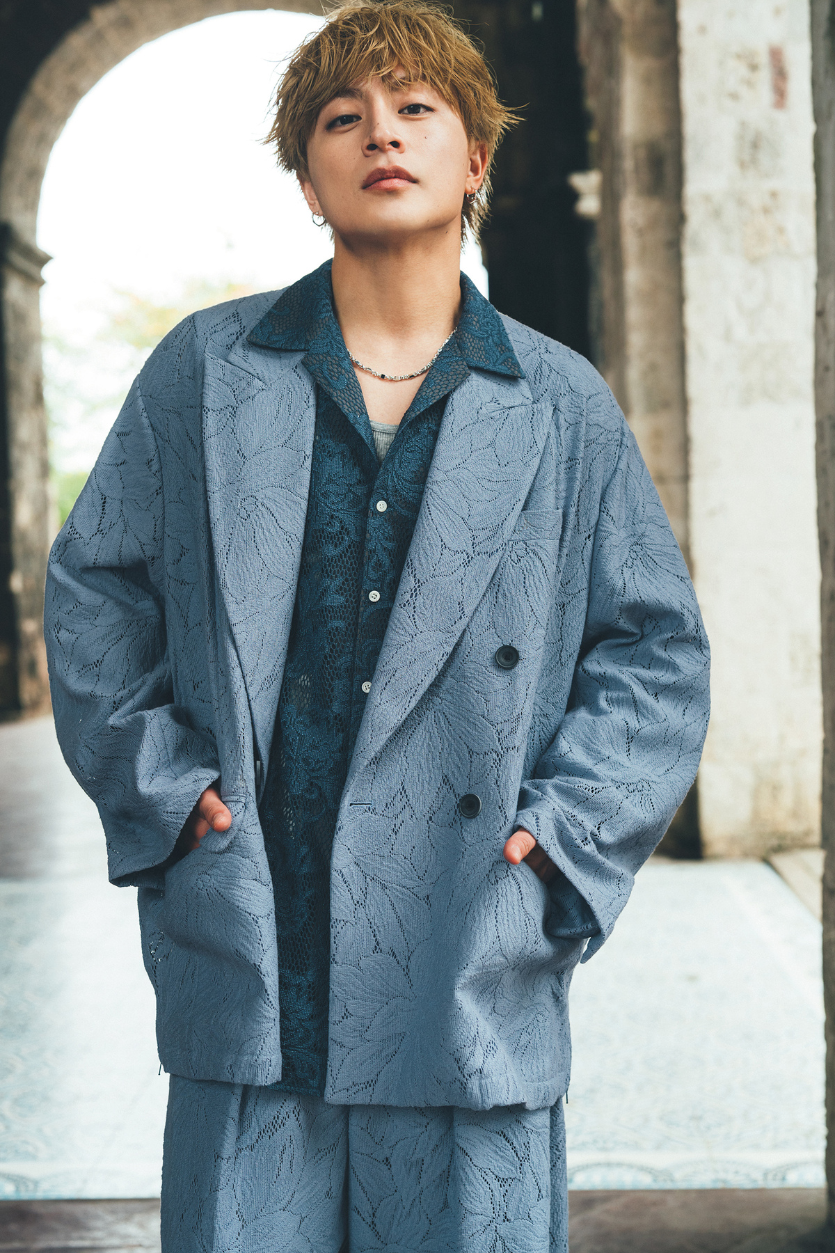 白濱亜嵐、”恋人目線”バーでのスーツ写真の画像