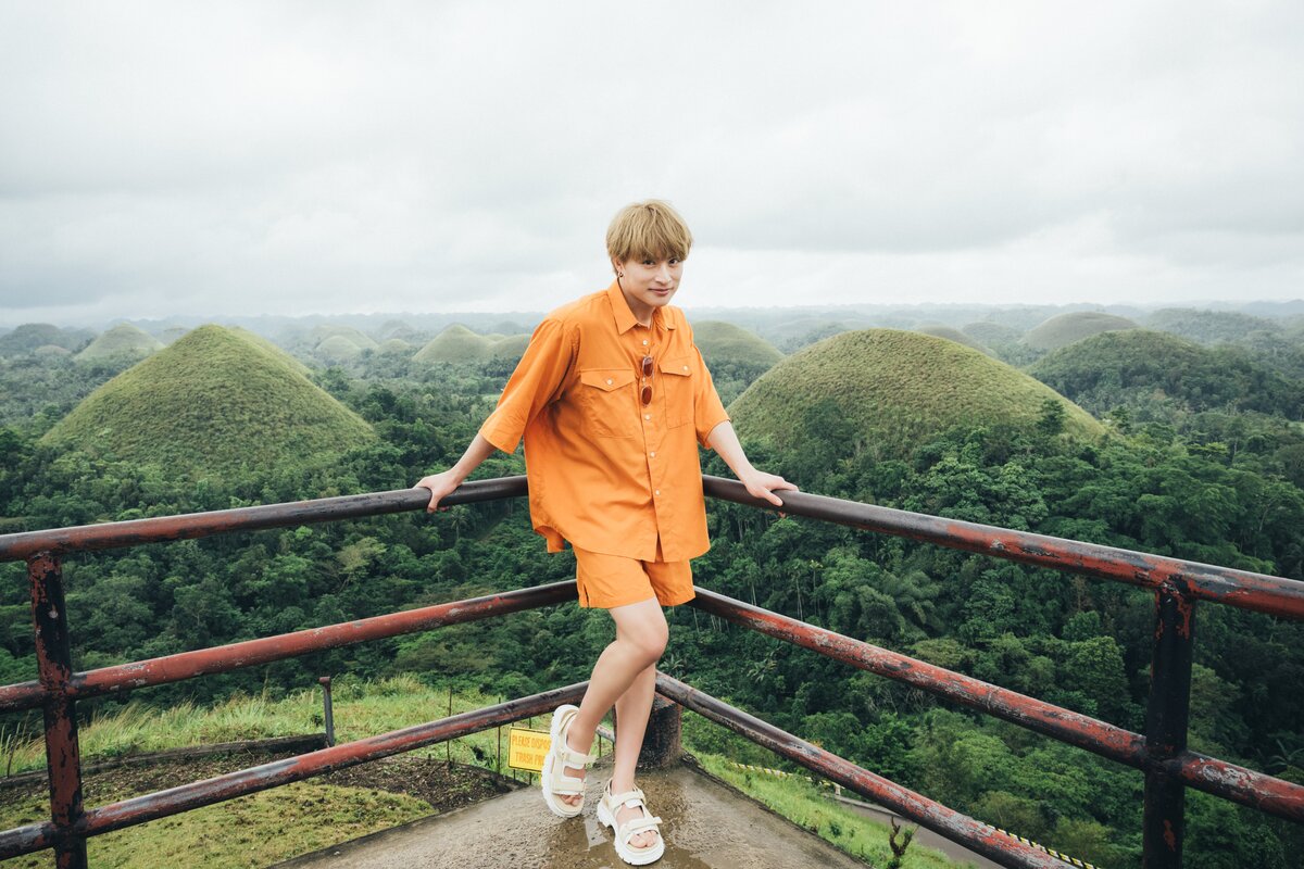 白濱亜嵐、”恋人目線”バーでのスーツ写真の画像