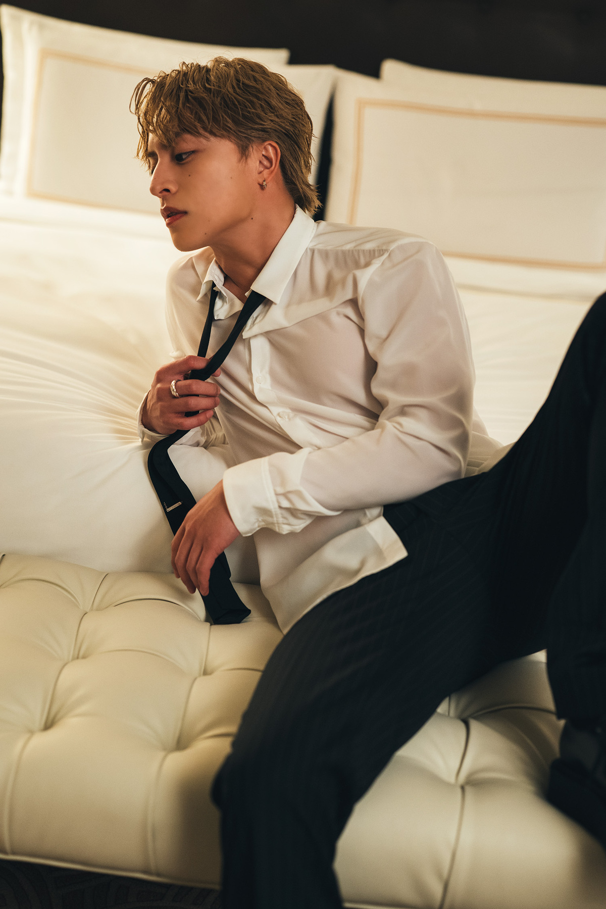 白濱亜嵐、”恋人目線”バーでのスーツ写真の画像