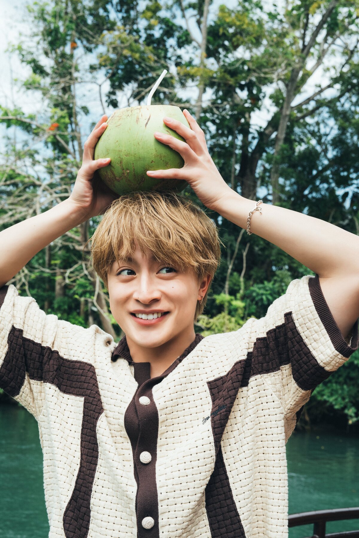 白濱亜嵐、”恋人目線”バーでのスーツ写真の画像