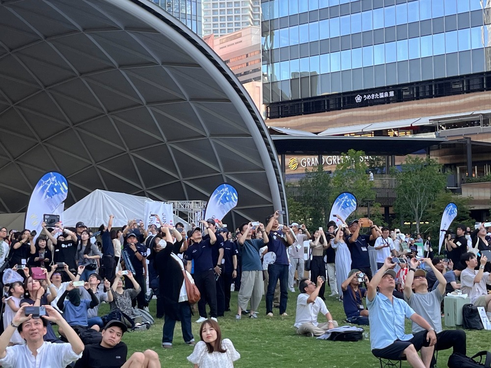 スマートフォン越しでARエアレースを見ている様子